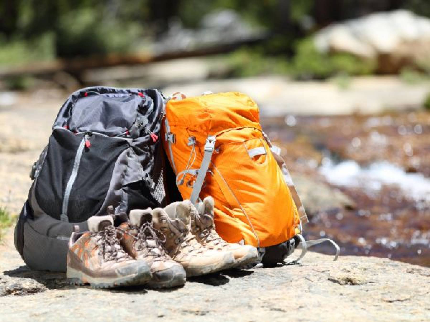 Jakie funkcje powinien posiadać plecak trekkingowy, aby zapewnić bezpieczeństwo i wygodę na szlaku?